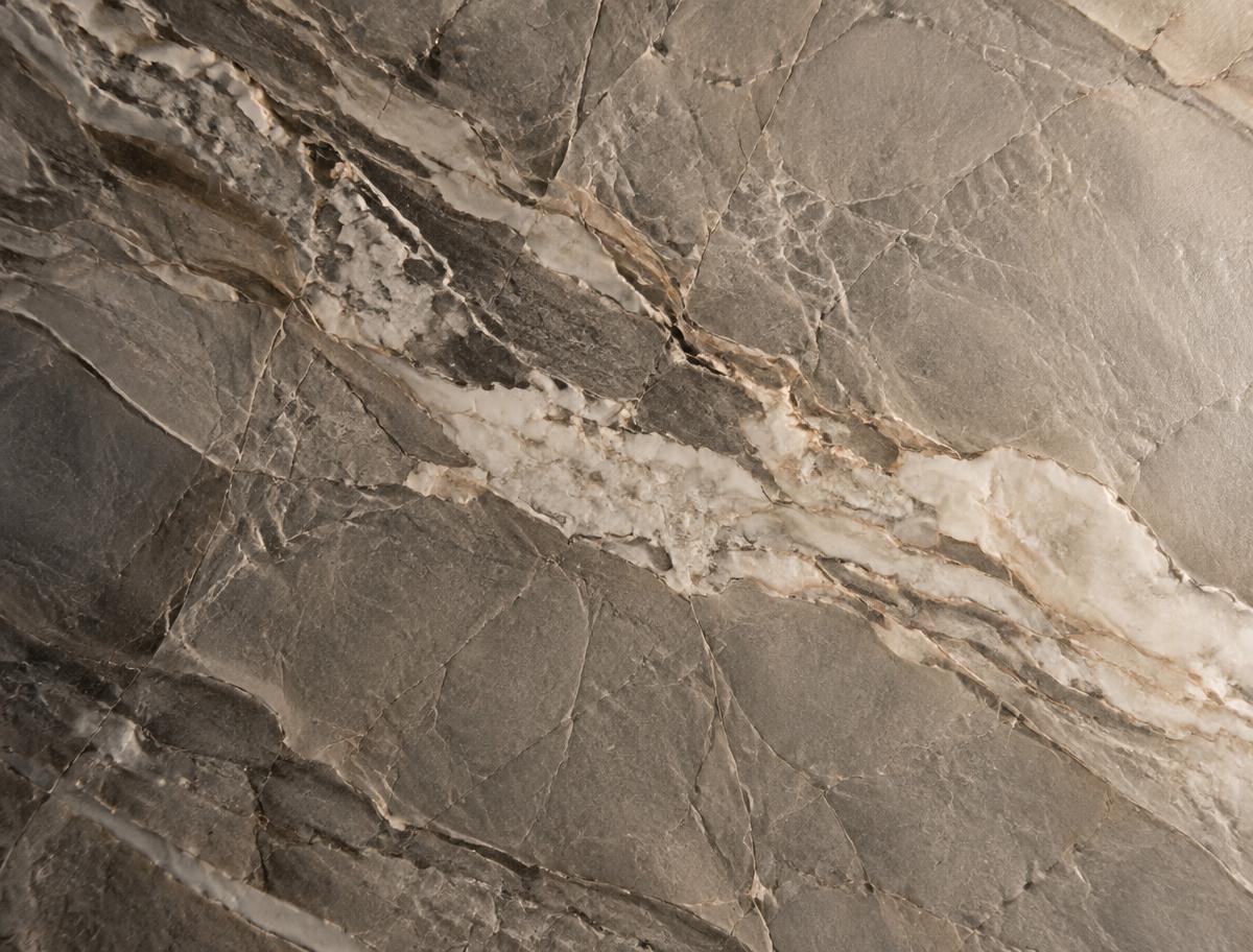 Detail van een natuurstenen oppervlak met warme adering